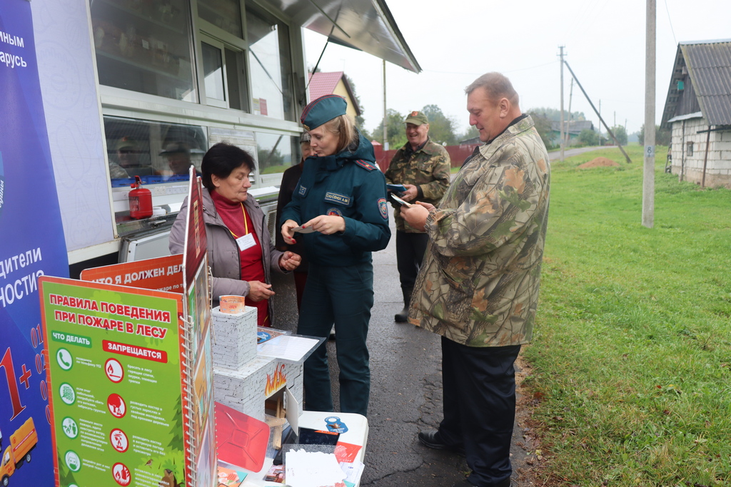 С заботой о малой Родине: автолавка и спасатели