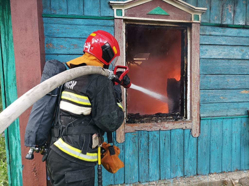 Пожар в Березинском районе: соседи спасли мужчину