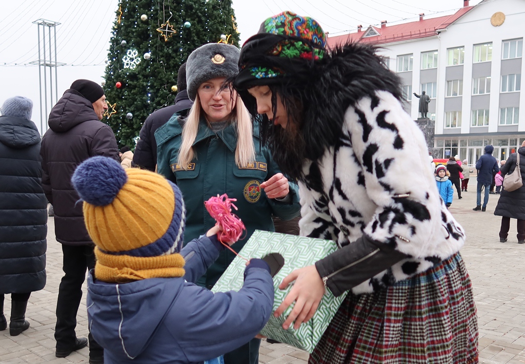 Безопасного Нового года желают стародорожские спасатели   (Стародорожский район)