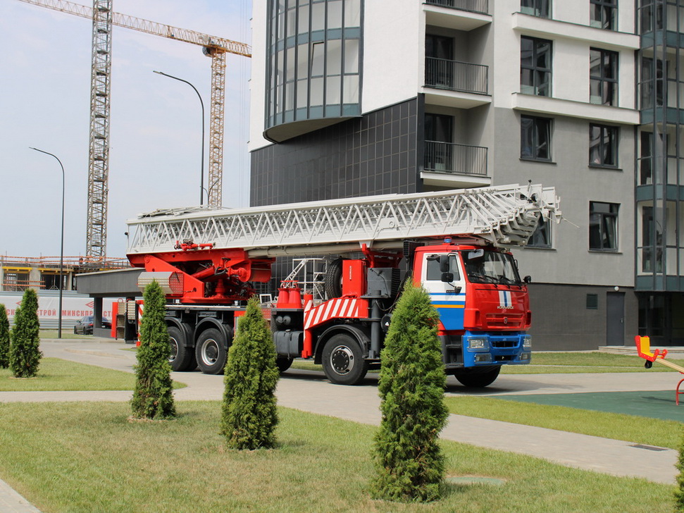 В Солигорске спасателям вручили ключи от новой 60-метровой пожарной автолестницы
