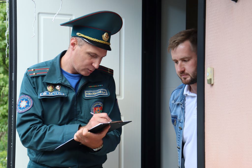 Спасатели Минской области активно проводят профилактические мероприятия в домовладениях граждан
