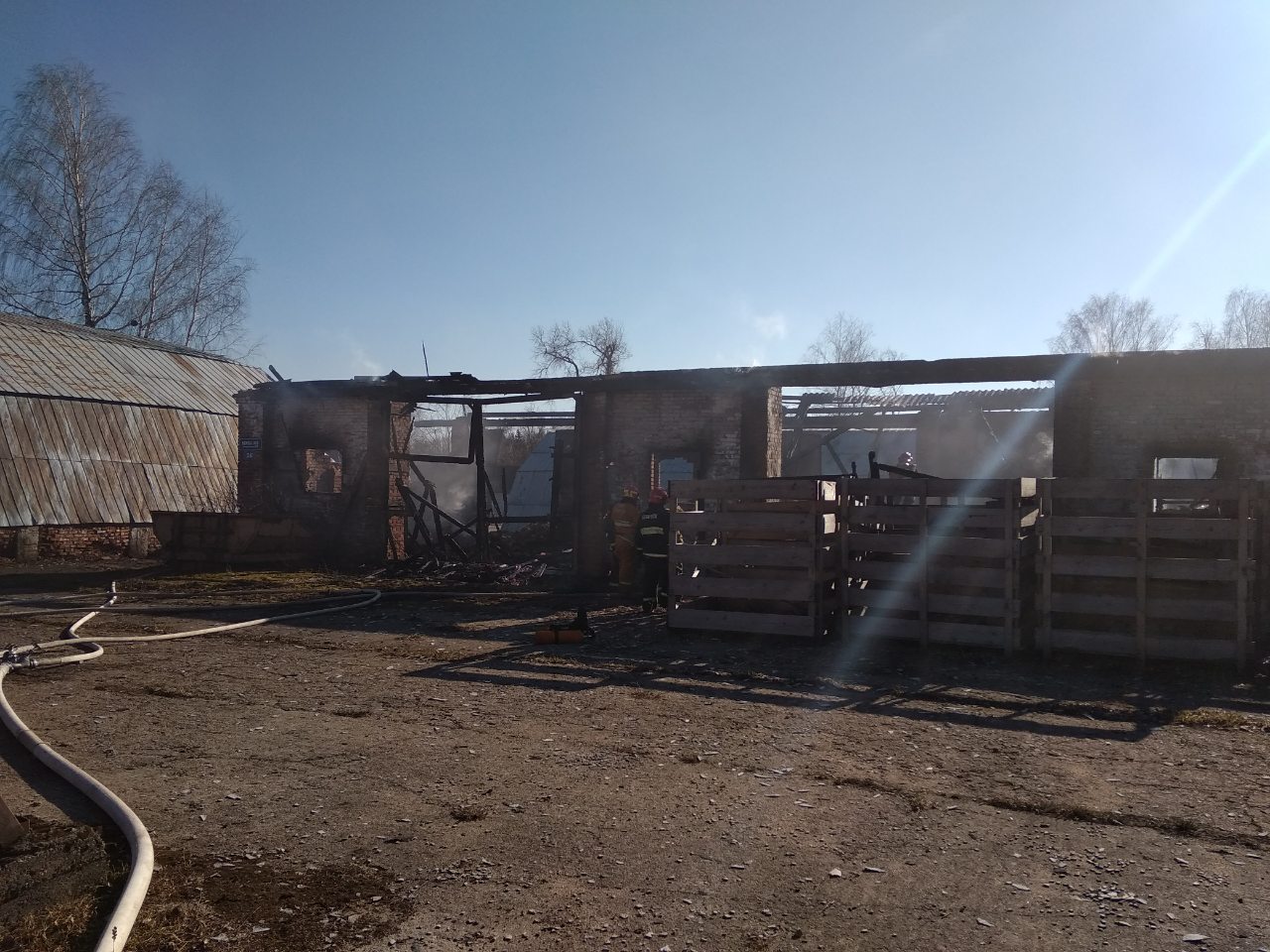 Загорание складского здания в поселке Привольный: пострадавших нет 