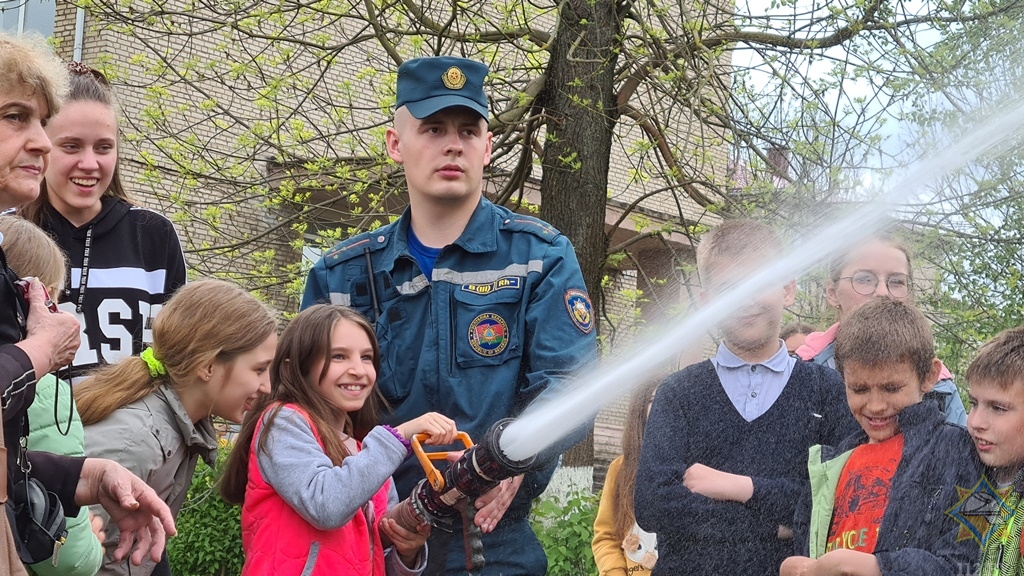 Маи 17 мая. Современные спасатели дети. Военные спасатели для детей. В Усть-Донецком спасатели рассказали детям. Дети спасатели нашего времени картинки.